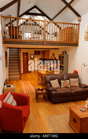 Intérieur d'une ancienne grange cottage montrant salle avant et en duplex chambre Banque D'Images