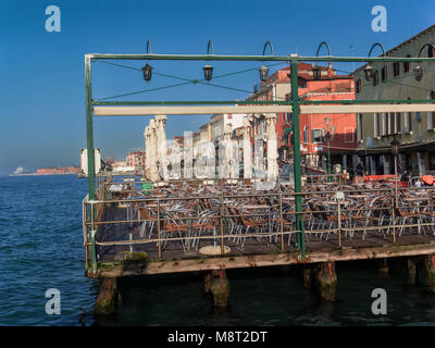 Terrasse de restaurant avec vue sur la mer à Venise, Italie Banque D'Images