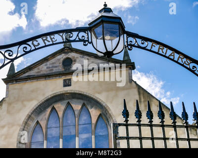 Fermer jusqu'Grayfriar's churchyard porte ouvragée avec lanterne en fer forgé et d'une arche et un nom ; l'église de Grayfriar derrière. Édimbourg, Écosse, Royaume-Uni Banque D'Images