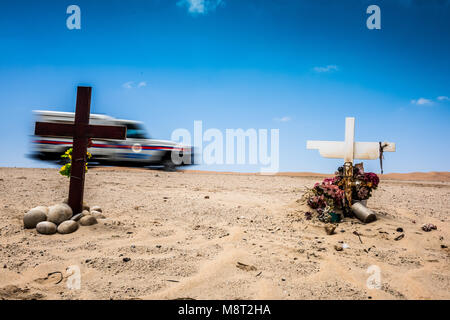 Un mémorial sur le bord de la route entre Swakopmund et Walvis Bay en Namibie Banque D'Images