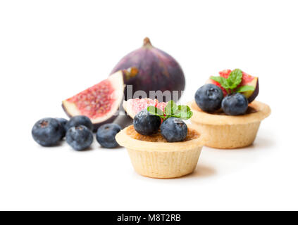 Tartes à la crème avec des oeufs fig et blueberry isolated on white Banque D'Images