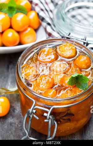 Confiture de physalis faits maison dans le bocal sur la table en bois Banque D'Images