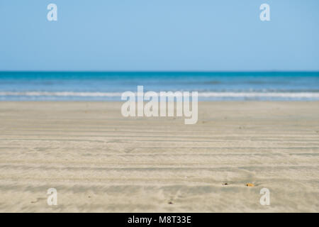 Le sable de la plage libre avec vagues océaniques et fond de ciel bleu Banque D'Images