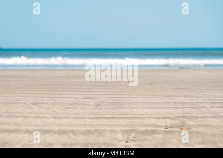 Le sable de la plage libre avec vagues océaniques et fond de ciel bleu Banque D'Images