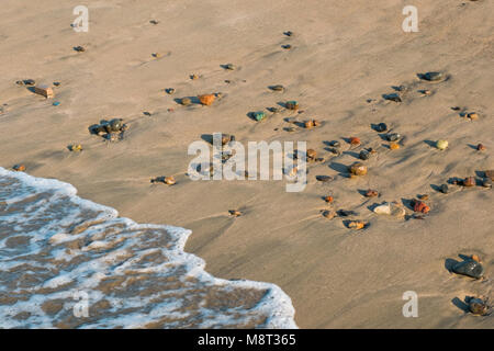 Vague hits beach avec des pierres - libre Banque D'Images