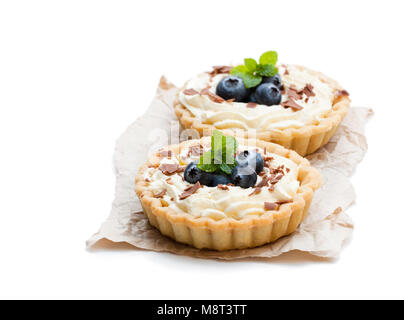 Délicieux avec de la crème et des tartes aux bleuets frais isolated on white Banque D'Images