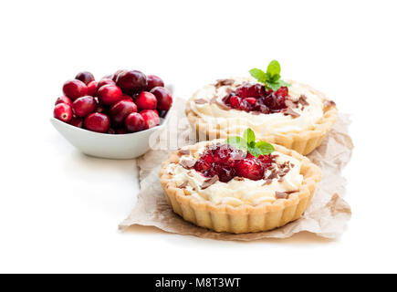 Délicieux avec de la crème des tartes et de canneberges fraîches. Dessert de Noël. Banque D'Images