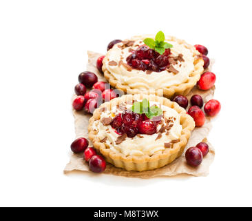 Délicieux avec de la crème des tartes et de canneberges fraîches. Dessert de Noël. Banque D'Images