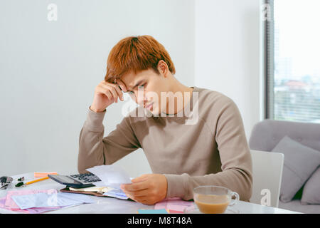 Asian man faisant finances publiques et calculer des coûts au bureau à domicile. Banque D'Images