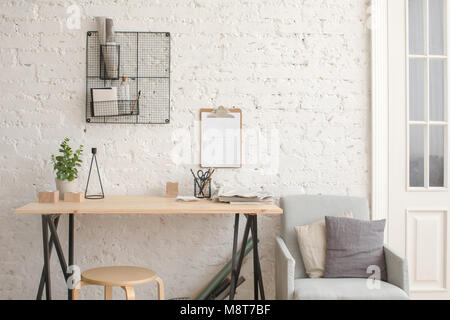 24 avec modèle dans le loft de l'intérieur blanc Banque D'Images