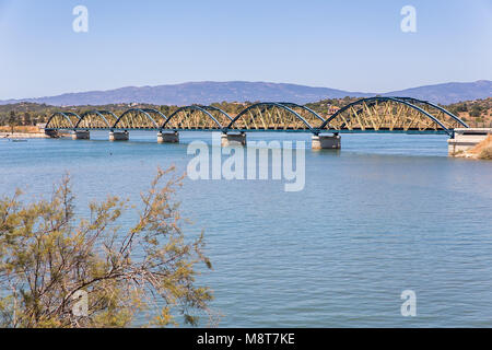 Pont de chemin de fer avec des arcs sur la rivière paysage en portugais Banque D'Images