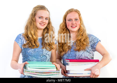 Deux élèves de l'école holding pile de manuels isolated on white Banque D'Images