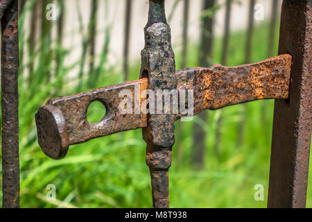 Rusty old church cemetery le verrou de la porte. Banque D'Images
