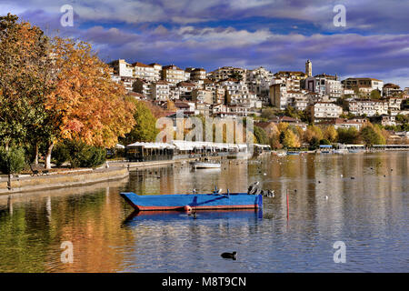 Αutumn vue de Bordeaux lac à partir de la ville de Kastoria waterfont situé dans l'ouest de la Macédoine, la Grèce du Nord Banque D'Images