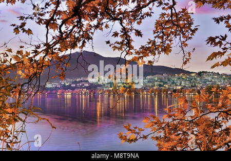 Vue panoramique de la ville de Kastoria reflétée sur la surface du lac Orestiada paisible aux couleurs de l'automne, à l'ouest de la Macédoine, la Grèce du Nord Banque D'Images