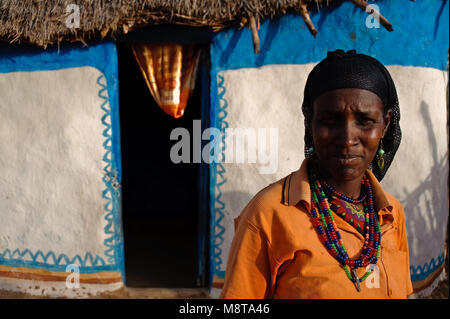 Femme de la tribu Borana devant sa hutte (Éthiopie) Banque D'Images