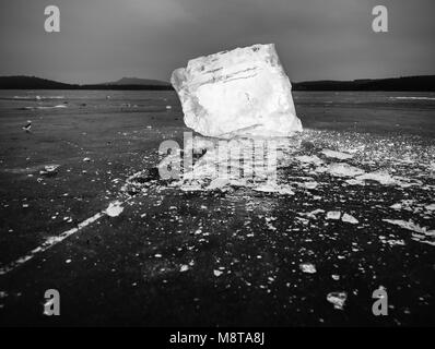 Glace avec réflexion sur le lac. Banc de glace concassée réfléchissant sur fond naturel. Iceberg naturelles avec la profondeur de champ. Photo en noir et blanc. Banque D'Images