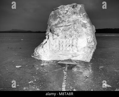 Glace avec réflexion sur le lac. Banc de glace concassée réfléchissant sur fond naturel. Iceberg naturelles avec la profondeur de champ. Photo en noir et blanc. Banque D'Images