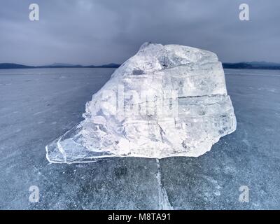 Banc de glace et la glace concassée et congelé sombre sur terrain plat. Shining la glace concassée dans un éclairage coloré. Banque D'Images