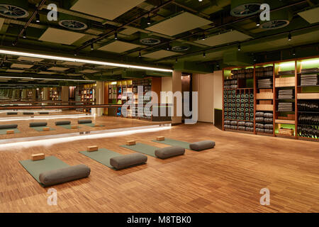 Yoga studio avec parquet de bambou. KXU London, Londres, Royaume-Uni. Architecte : Stiff  + Damien Vorreux architectes, 2017. Banque D'Images