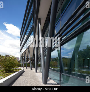 Vue extérieure vers l'entrée principale. 1 Place Forbury, Reading, Royaume-Uni. Architecte : Aukett Swanke, 2016. Banque D'Images