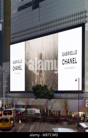 Affichage écran publicité pour le parfum Chanel. Sogo Mall, Hong Kong, Hong Kong. Architecte : Mitsubishi Electric, 2017. Banque D'Images