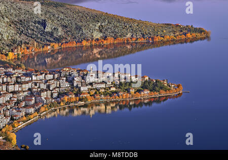 Vue Aérienne Vue panoramique de la ville de Kastoria, un superbe ville construite sur les rives du lac Orestiada, ouest de la Macédoine, Grèce Banque D'Images