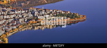 Vue Aérienne Vue panoramique de la ville de Kastoria, un superbe ville construite sur les rives du lac Orestiada, ouest de la Macédoine, Grèce Banque D'Images