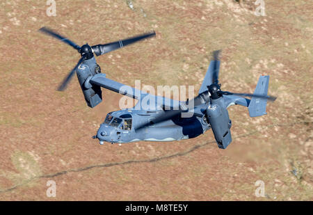 CV-22 Osprey de l'USAF volant bas niveau dans la ZPH7 Mach (boucle) Banque D'Images