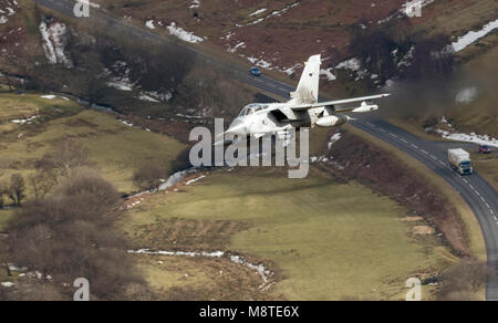 RAF Tornado Gr4, volant bas niveau dans la boucle de Mach, MCL7 dans les galles Banque D'Images