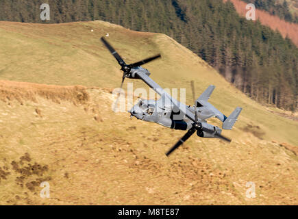 CV-22 Osprey de l'USAF volant bas niveau dans la ZPH7 Mach (boucle) Banque D'Images