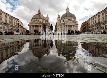 Réflexions sur la Piazza del Popolo après la pluie. Son sens de la "twin" églises de Santa Maria in Montesanto (à gauche) et Santa Maria dei Miracoli. Banque D'Images