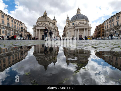 Réflexions sur la Piazza del Popolo après la pluie. Son sens de la "twin" églises de Santa Maria in Montesanto (à gauche) et Santa Maria dei Miracoli. Banque D'Images