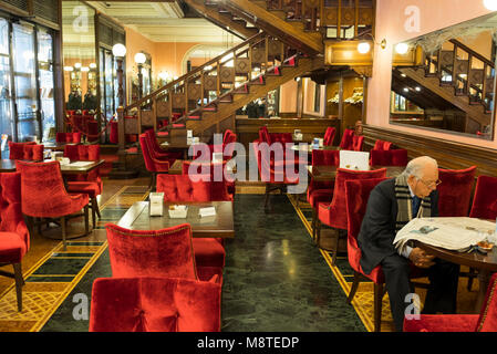 Un homme lit son journal dans le café Rosati, Piazza del Popolo, Rome, Italie Banque D'Images