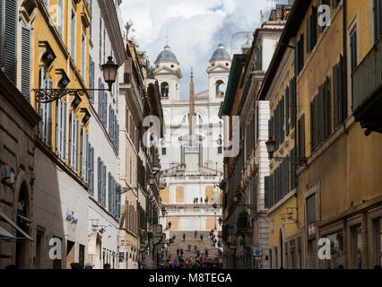 Une vue sur la Piazza di Spagna ou place d'Espagne, de la Via dei Condotti à Rome, Italie Banque D'Images