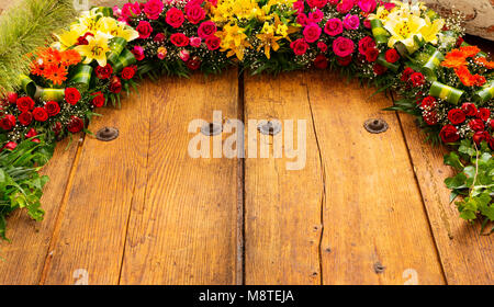 Arrangement de fleurs sur le vieux bois with copy space Banque D'Images