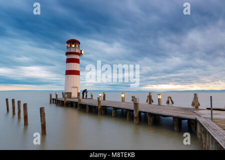 Phare du lac de Neusiedl (Podersdorf am See) au coucher du soleil, Burgenland, Autriche Banque D'Images