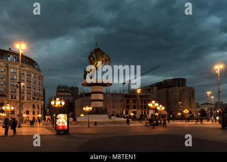 SKOPJE, Macédoine - 9 décembre 2017 - Centre-ville et Alexandre le Grand Monument, scène de nuit Banque D'Images