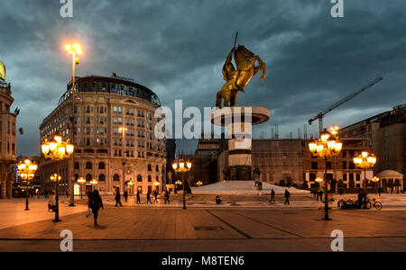 SKOPJE, Macédoine - 9 décembre 2017 - Centre-ville et Alexandre le Grand Monument, scène de nuit Banque D'Images