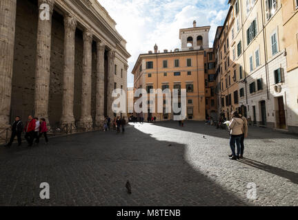 Le Temple d'Hadrien à Piazza di Pietra dans Rome, Italie ; Temple di Adriano Banque D'Images