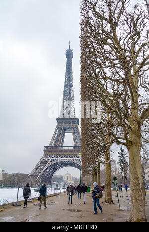 Tour eiffel sous la neige en hiver avec ciel nuageux, Paris, France Banque D'Images