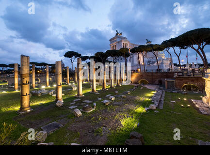 Italie Rome Chiesa Cattolica SS Nome di Maria Colonna Traiana Piazza Foro traiano Banque D'Images