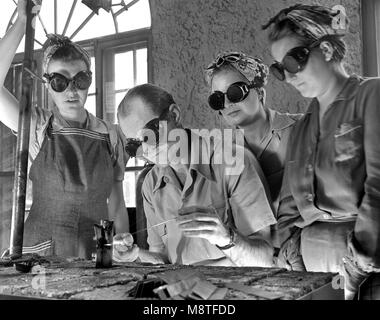 Formation de l'instructeur trois femmes à des aéronefs de soudure à l'école professionnelle dans le cadre du programme pour fournir plus de travailleurs pour la production de guerre pour le programme de mise en commun de la Floride, de Land, Florida, USA, Howard R. Hollem pour Office of War Information, Avril 1942 Banque D'Images