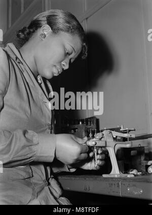 Mignon Gunn, femme, ouvrier d'usine, remise en état utilisé bougies pour être ré-utilisée dans les essais moteurs des avions militaires à l'usine Buick converti pour la production du produit de la guerre, de Melrose Park, Illinois, États-Unis, Ann Rosener, Office of War Information, Juillet 1942 Banque D'Images