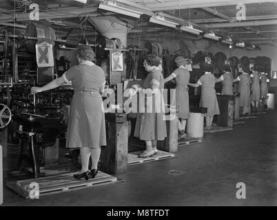 Rangée de femme les ouvriers d'usine de l'utilisation de machines à percer et l'outil Plante qui fabrique les exercices pour l'utilisation dans tous les secteurs de la production de guerre, la République et l'outil de forage Company, Chicago, Illinois, USA, Ann Rosener, Cabinet de la guerre, de l'Information Août 1942 Banque D'Images