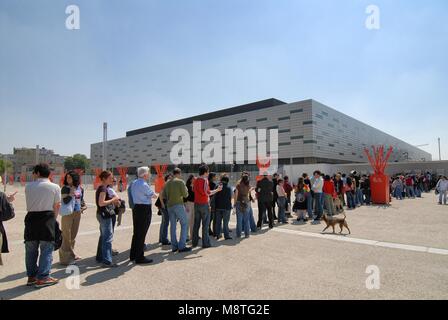 Foule dans une rangée de billetterie pour la musique d'attente à l'événement PalaIsozaki PalaAlpitour vers avril 2015 Turin Italie Banque D'Images