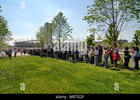 Foule dans une rangée de billetterie d'attente pour le sport événement de football au Stade Olympique Grande Torino vers avril 2015 Turin Italie Banque D'Images