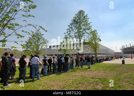 Foule dans une rangée de billetterie pour la musique d'attente à l'événement PalaIsozaki PalaAlpitour vers avril 2015 Turin Italie Banque D'Images