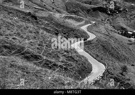 Chemin touristique paysage sinueux chemin emblématique - noir et blanc photo Italie Piémont Alpes vers septembre 2013 Banque D'Images