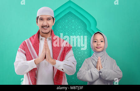 Portrait of asian famille musulmane prier ensemble sur la Mosquée Banque D'Images